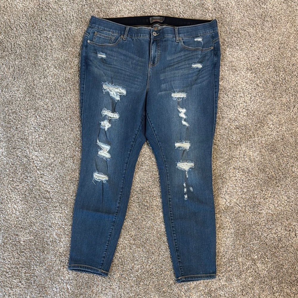 Torrid 22R bombshell skinny Distressed Blue Jeans